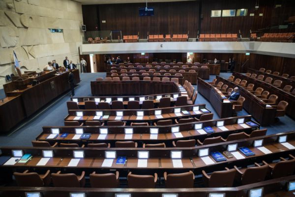 תלונה במשטרה: בכיר לשעבר בפוליטיקה ביצע מעשה מגונה במלצרית
