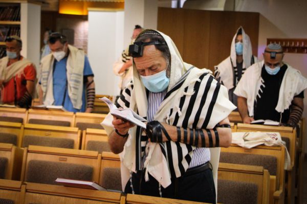 "לגרש מבית הכנסת אנשים ללא מסכה; הם רוצחים"