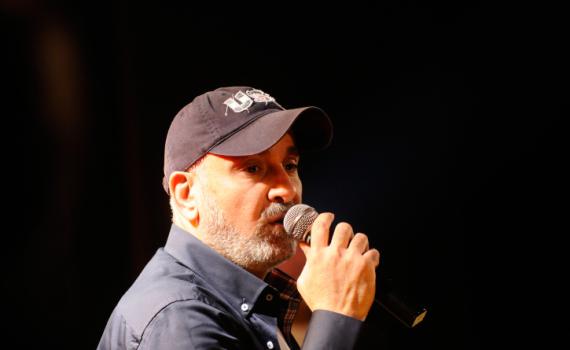 הזמר הוותיק לנשים: לבוא להופעות שלי בלבוש צנוע