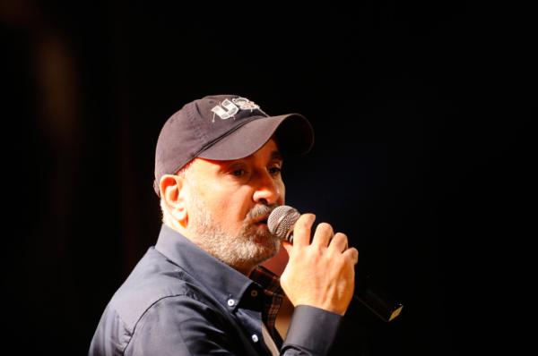 הזמר הוותיק לנשים: לבוא להופעות שלי בלבוש צנוע