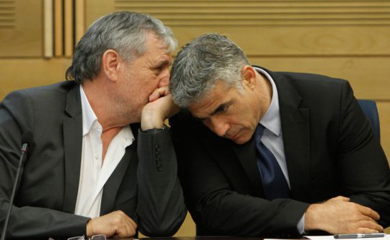 עמית סגל: צל כבד על מאיר כהן; לפיד חייב לתת תשובות