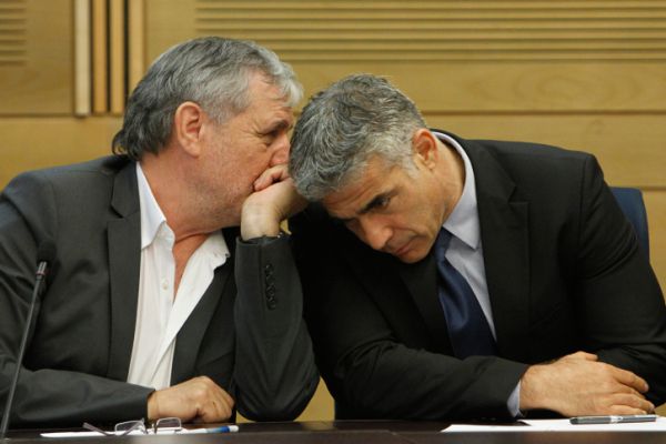 עמית סגל: צל כבד על מאיר כהן; לפיד חייב לתת תשובות