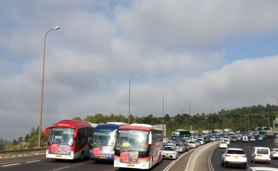 עשרות אוטובוסים חוסמים את כביש 1