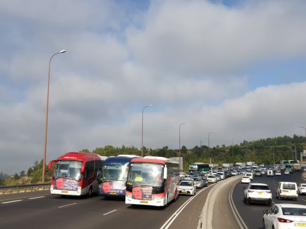 עשרות אוטובוסים חוסמים את כביש 1