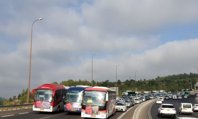  עשרות אוטובוסים חוסמים את כביש 1