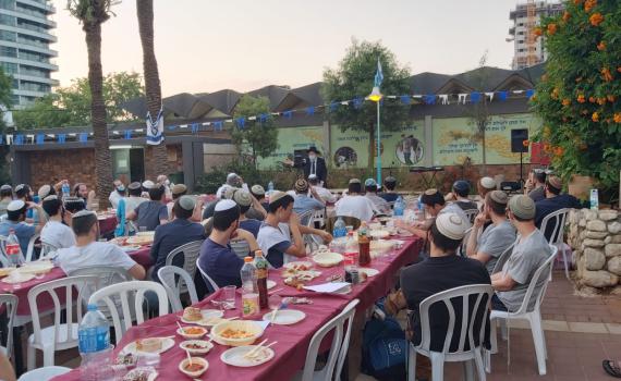 לראשונה אחרי חודשיים: תלמידי ישיבת רמת גן התאחדו בשיעור של הרב קוק