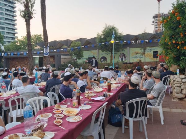 לראשונה אחרי חודשיים: תלמידי ישיבת רמת גן התאחדו בשיעור של הרב קוק