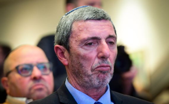 פרץ: "העבר משרדך לי-ם"; הנדל: "המשרד כבר פה"