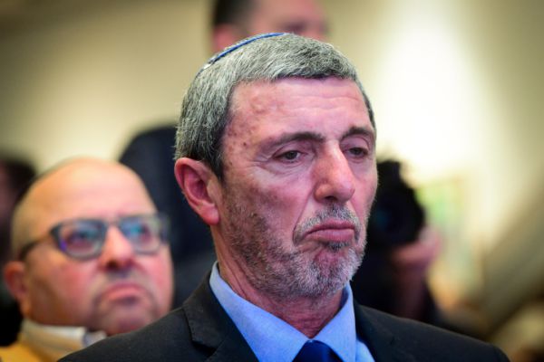 פרץ: "העבר משרדך לי-ם"; הנדל: "המשרד כבר פה"