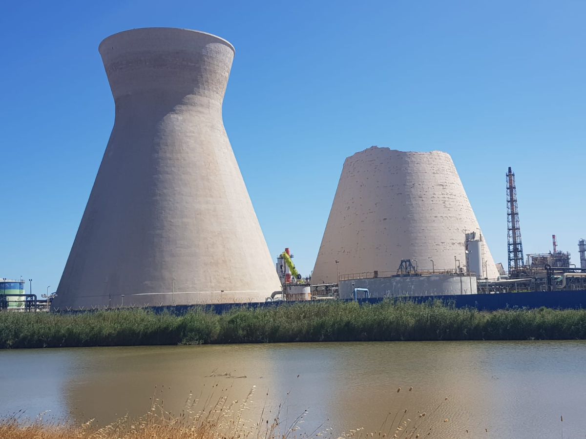 אחד המגדלים בבתי הזיקוק בחיפה קרס; אין נפגעים