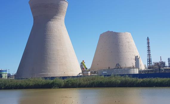 אחד המגדלים בבתי הזיקוק בחיפה קרס; אין נפגעים