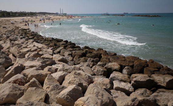 חיפושים קדחתניים: חשש לחייו של נער שנעלם בים