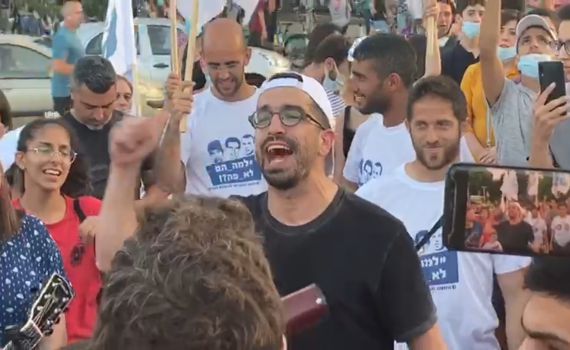 צפו: חנן בן ארי הפתיע את תושבי תל אביב