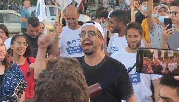 צפו: חנן בן ארי הפתיע את תושבי תל אביב