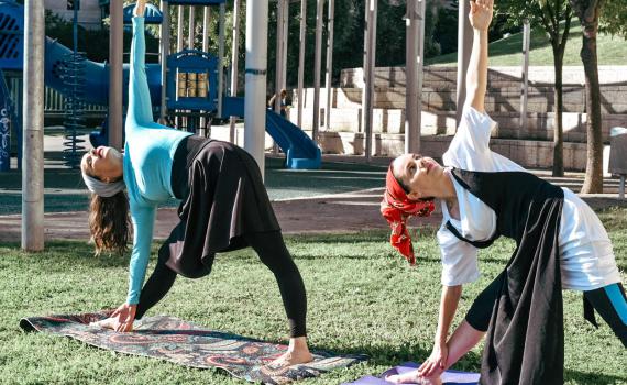 יום היוגה הבינלאומי: אושיית הרשת סול שוורץ חושפת התמכרות