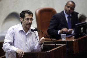 אורי אורבך חזר למליאה: הכנסת הציגה נאום AI בקולו | צפו