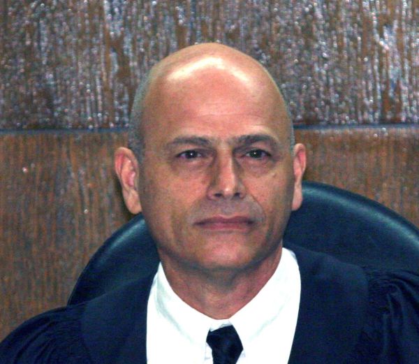 פרשת אפי נווה: השופט אורנשטיין הודיע על פרישה