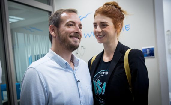 מאיה ורטהיימר מתרגלת הורות וחוטפת ביקורת