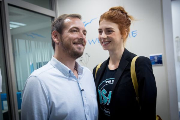 מאיה ורטהיימר מתרגלת הורות וחוטפת ביקורת