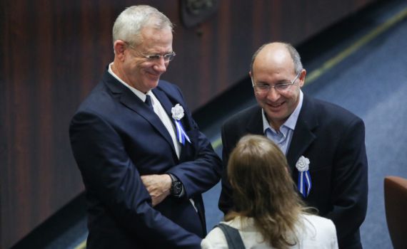 מבוכה לכחול לבן: חתומים על חוק של האופוזיציה