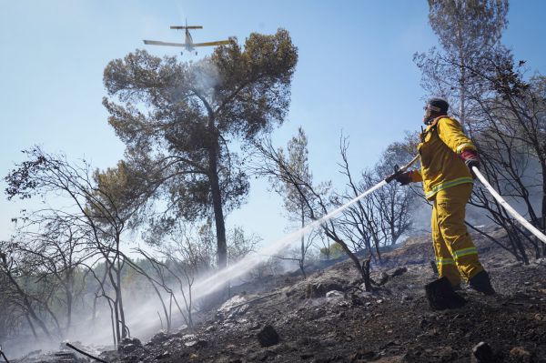 שריפת קוצים באלפי מנשה: האש מסכנת את בתי הישוב