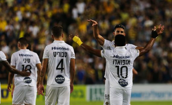 התקהלות ענק בבלומפילד: "תסכן את חייהם של רבים"