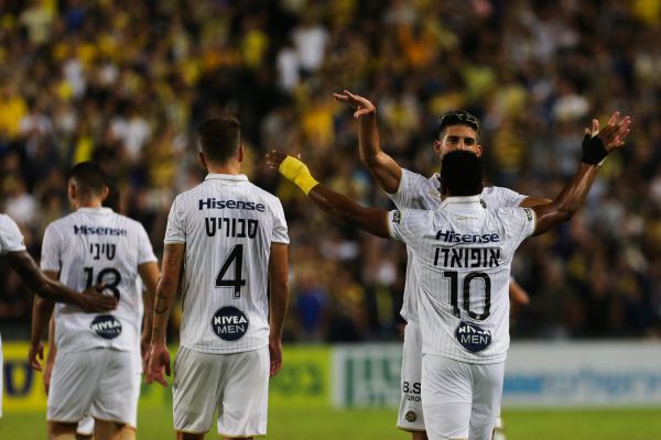 התקהלות ענק בבלומפילד: "תסכן את חייהם של רבים"