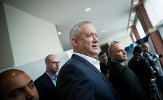 גנץ מרגיע: "שוטרים לא יוכלו לפרוץ לבתים"