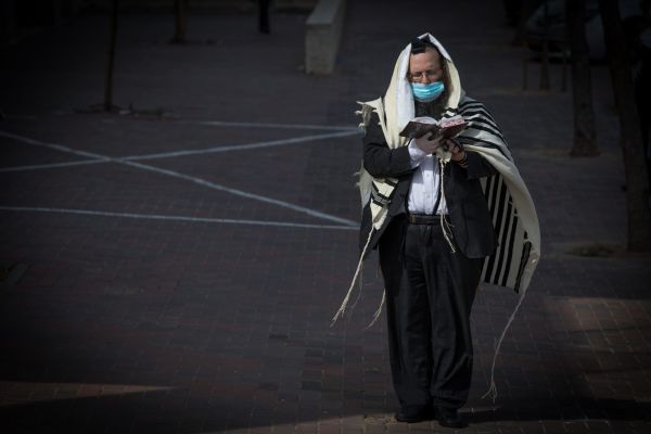 הממשלה הרחיבה את מספר המתפללים בבתי כנסת