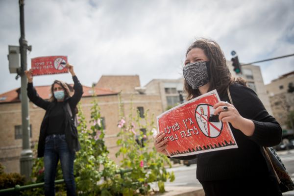 אושר: פיקוח אלקטרוני כנגד גברים מכים