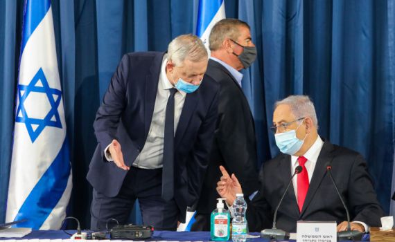 בליכוד מאשימים: דרישות מגוכחות עבור גנץ