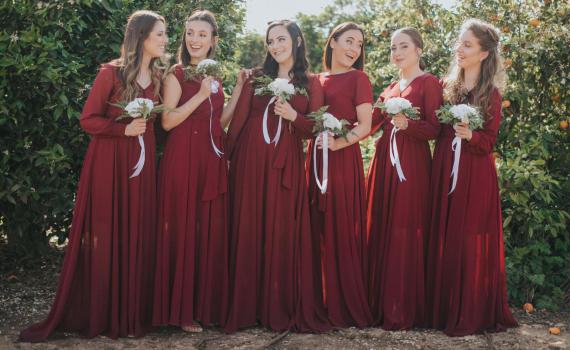 27 שמלות: איך הפכו שמלות השושבינה התואמות לפריט חובה בכל חתונה