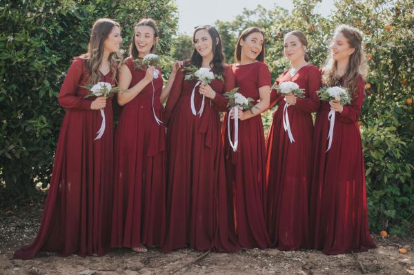 27 שמלות: איך הפכו שמלות השושבינה התואמות לפריט חובה בכל חתונה