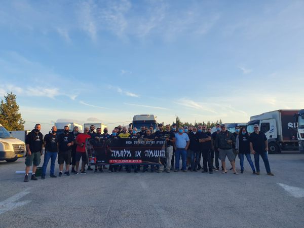 פקקי ענק בדרך לירושלים: האמנים מוחים עם משאיות