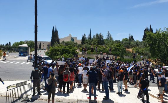 צפו: אלימות קשה במחאת תעשיית התרבות