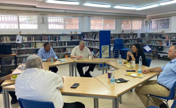 "בגלל בגידת נתניהו" • סכנה ממשית לישיבות ולאולפנות