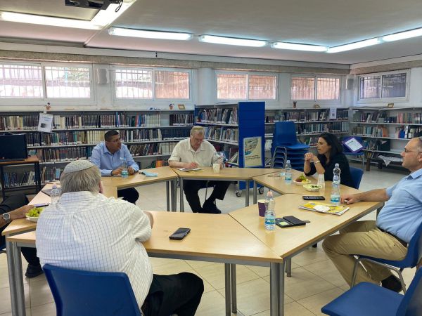 "בגלל בגידת נתניהו" • סכנה ממשית לישיבות ולאולפנות