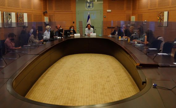 יו"ר ועדת החינוך תוקף: "תרדו מהעץ ותגלו אחריות"