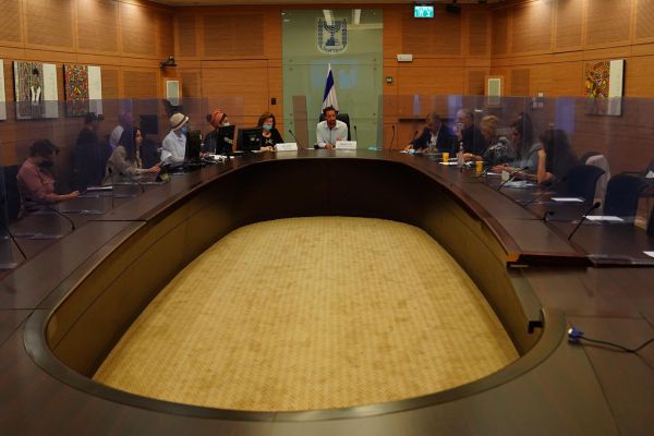 יו"ר ועדת החינוך תוקף: "תרדו מהעץ ותגלו אחריות"