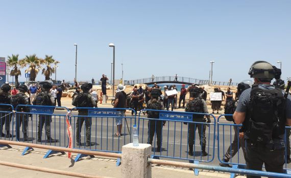 שוטרים הותקפו על ידי מפגינים באבנים וגז מדמיע