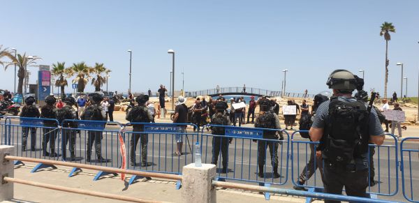 שוטרים הותקפו על ידי מפגינים באבנים וגז מדמיע