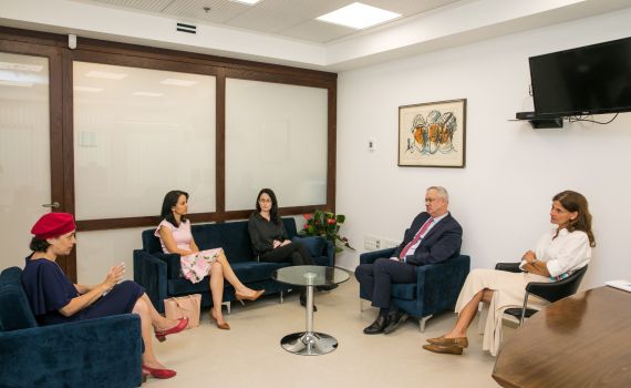 שתיים סרוגות: גנץ נפגש עם הח"כיות החדשות