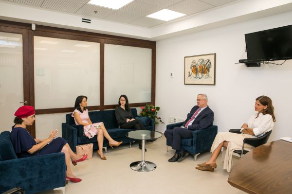 שתיים סרוגות: גנץ נפגש עם הח"כיות החדשות