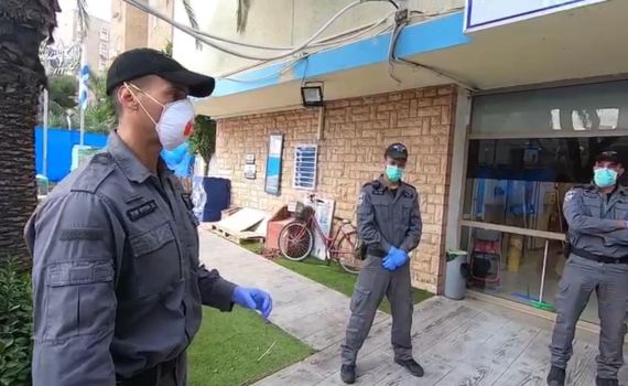 המשטרה חילקה דו"חות לאזרחים שלא עטו מסכה