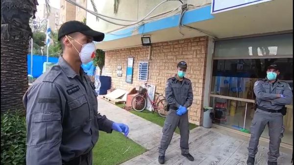 המשטרה חילקה דו"חות לאזרחים שלא עטו מסכה
