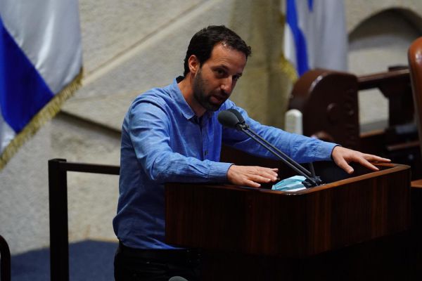 הח"כים מהחניון בחוץ: עוד פרישה בכחול לבן