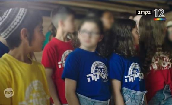 למה בן 6 צריך לראות את המחשוף של מירי מסיקה?