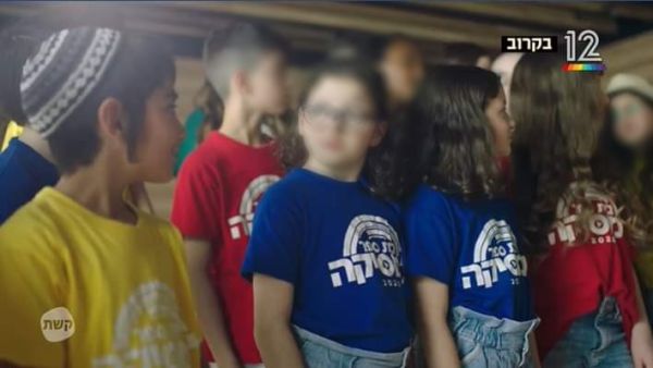 למה בן 6 צריך לראות את המחשוף של מירי מסיקה?