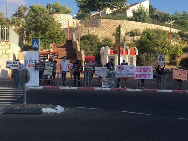 הפגנת שמאל מול ביתו של גנץ: "פושע מלחמה"