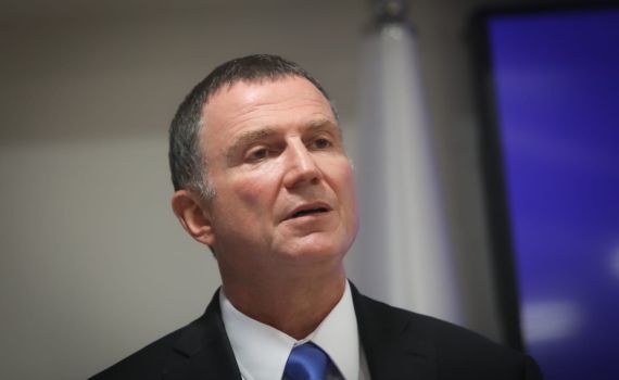 שר הבריאות: "הגיע הזמן להגבלות בבתי הכנסת"